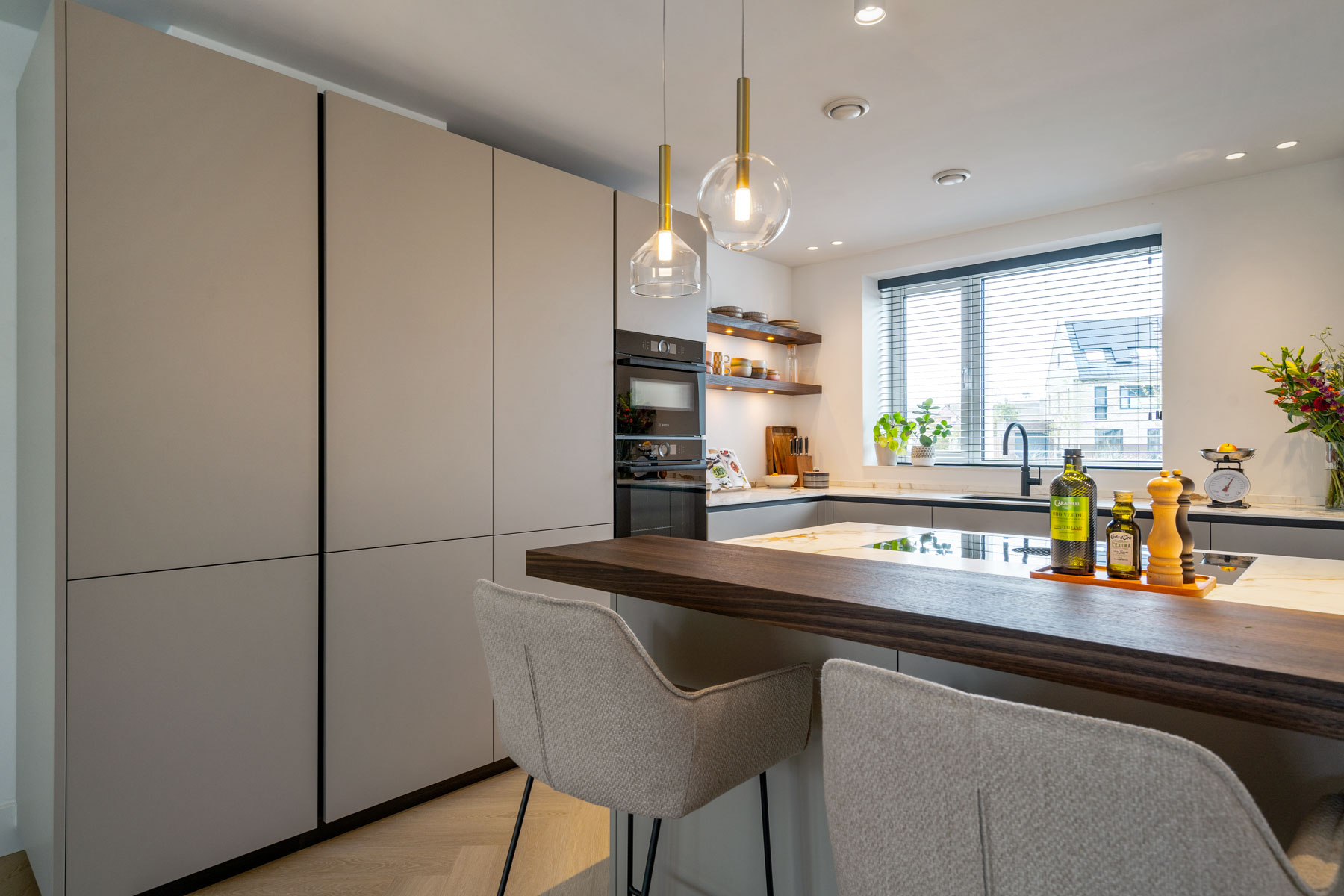 Ruime leefkeuken in leverkleur | Keukenstudio Van den Bijtel