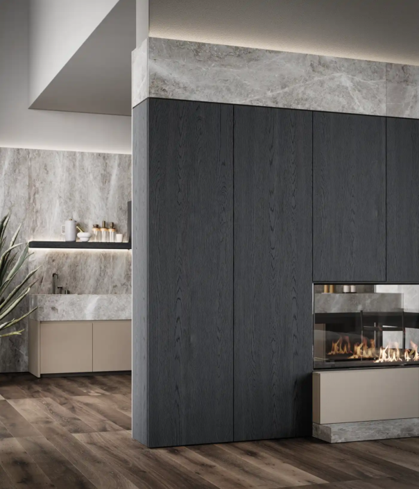 Zwarte wand met open haard en doorkijkje naar keuken van Italiaans merk Zampieri Cuccine