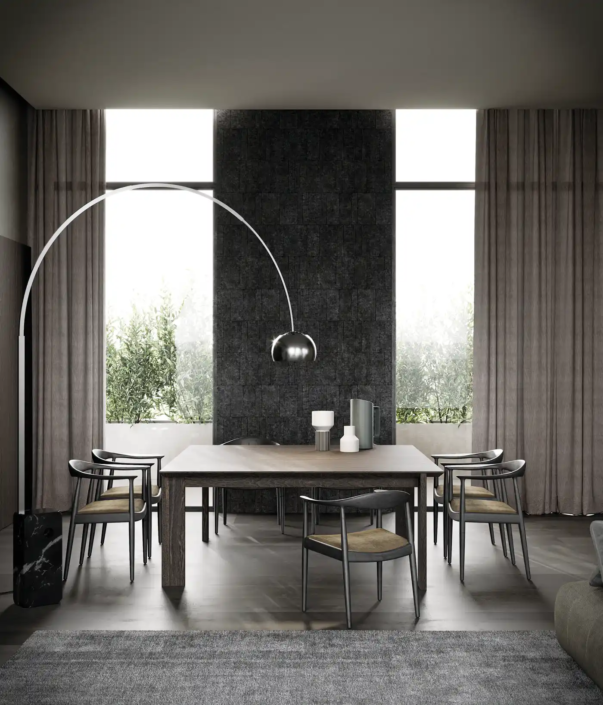 Tafel met stoelen en lamp bij keuken van Italiaans merk Zampieri Cuccine